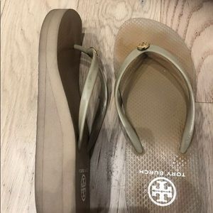 Tory Burch Wedge Flip Flop Size 9M Tan preowned